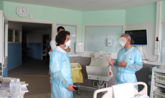 Photographie représentant un médecin et un designer en blouses blanches, en train d'échanger dans une salle du centre intercommunal hospitalier